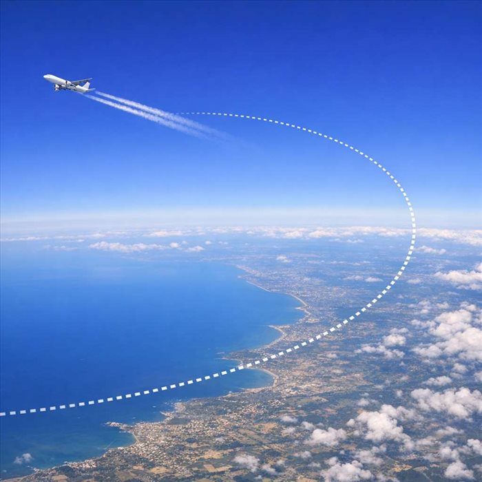 Pourquoi les avions suivent-ils des routes aériennes courbes ?